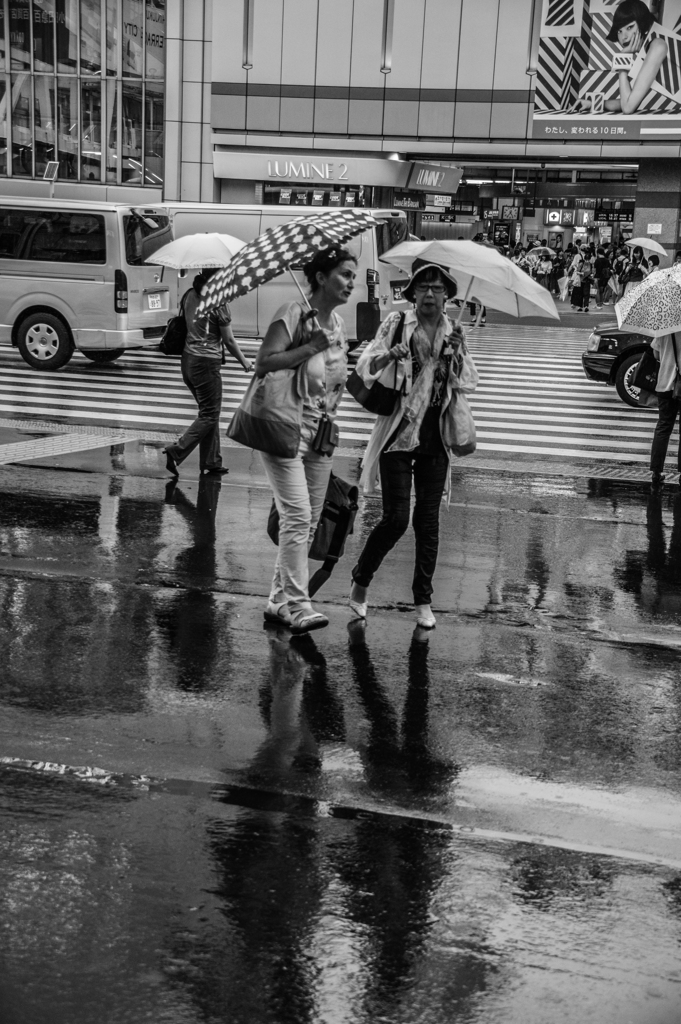 傘が開く街　④