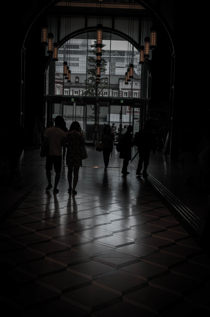 出口に向かう人