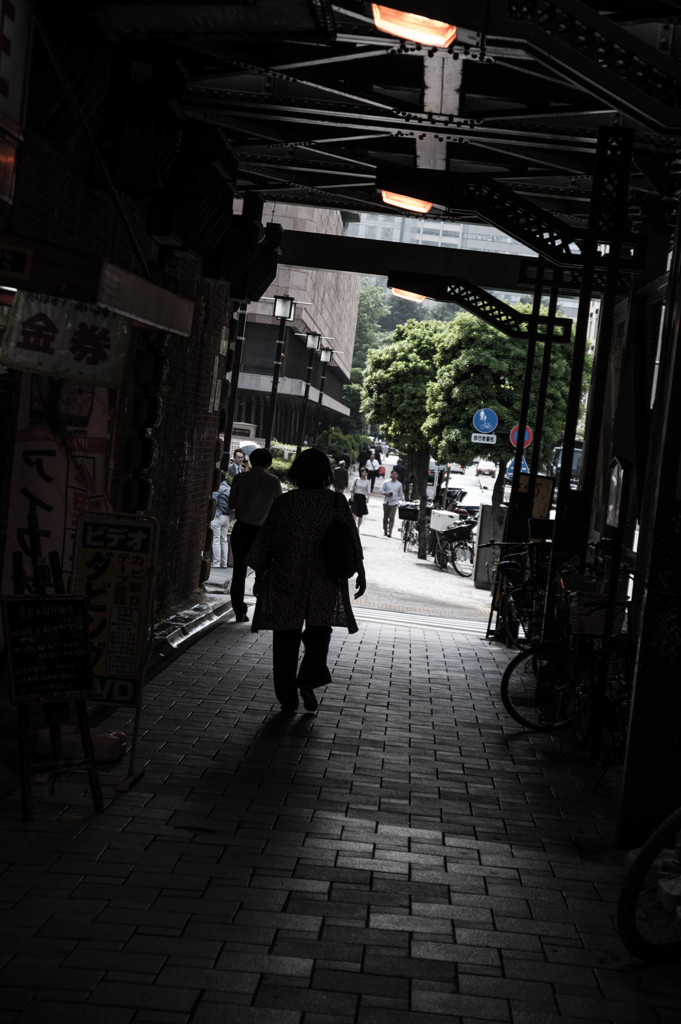 高架下の光景