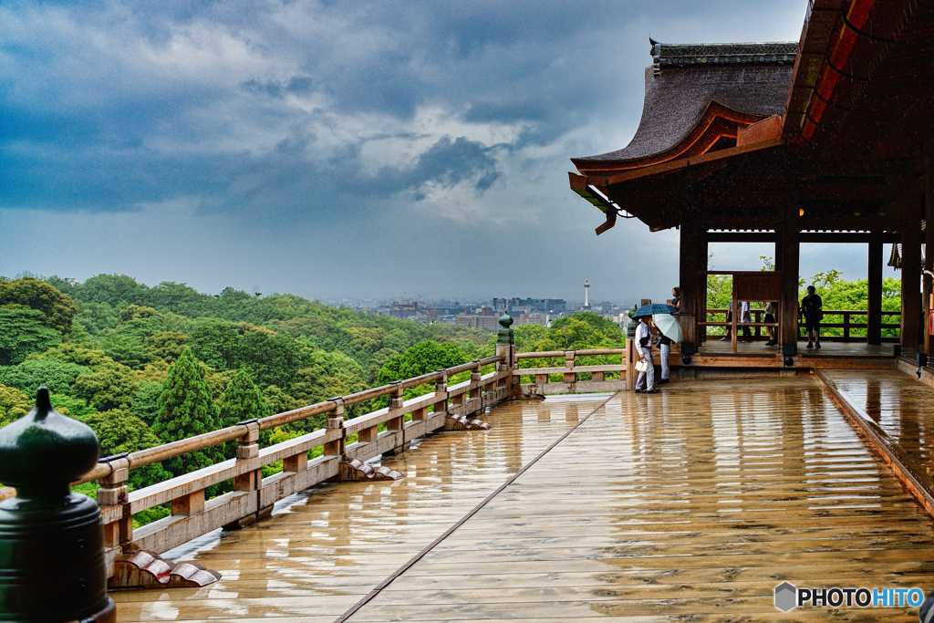 雨の舞台