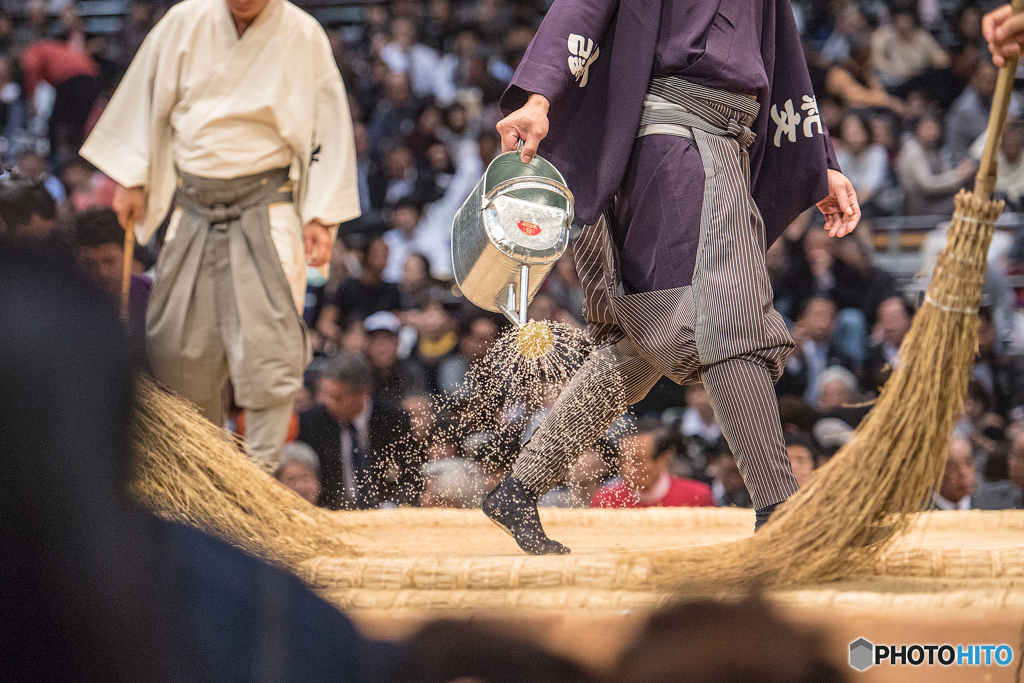 土俵のお化粧直し