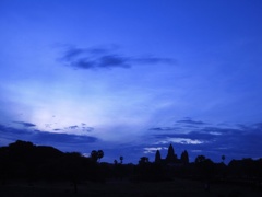 夜明け前のアンコールワット