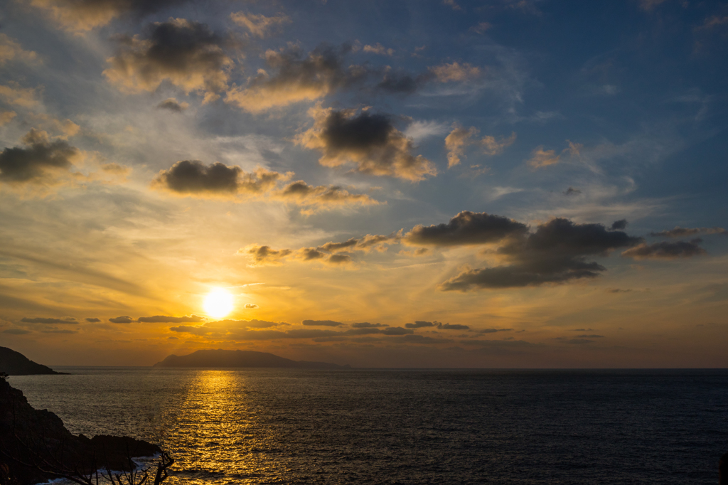 島と夕日