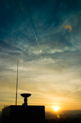 アンテナと夕日と飛行機雲