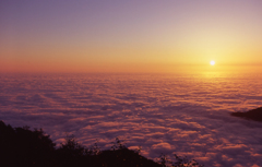 剱岳・早月尾根から眺める一面の雲海に沈む夕日