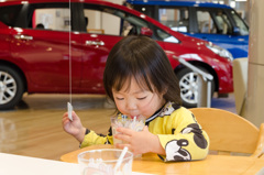 右手の風船、左手にジュース