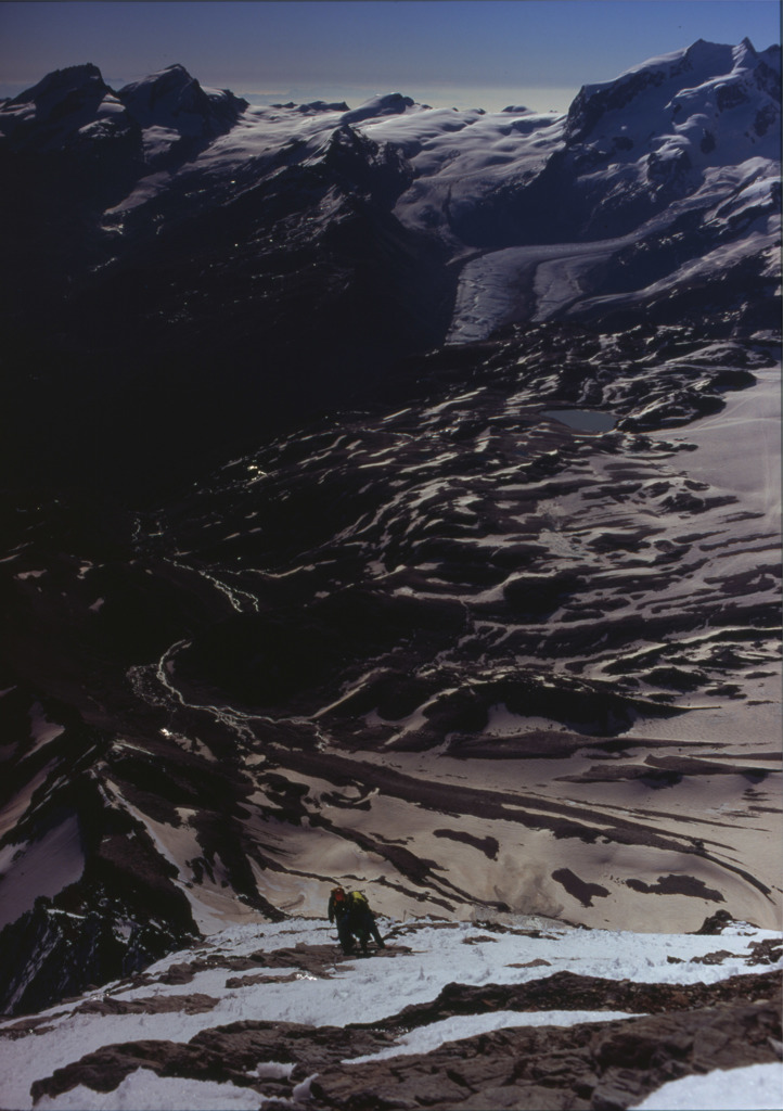 マッターホルン頂上直下を攀じるクライマー