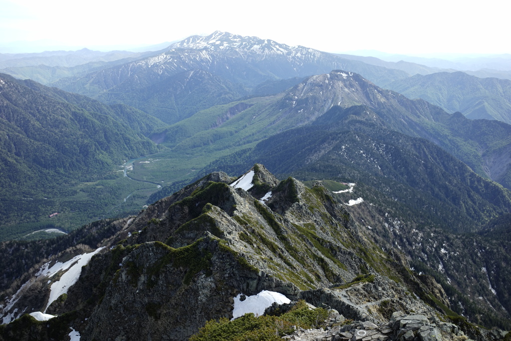 西穂高岳から乗鞍岳を遠望