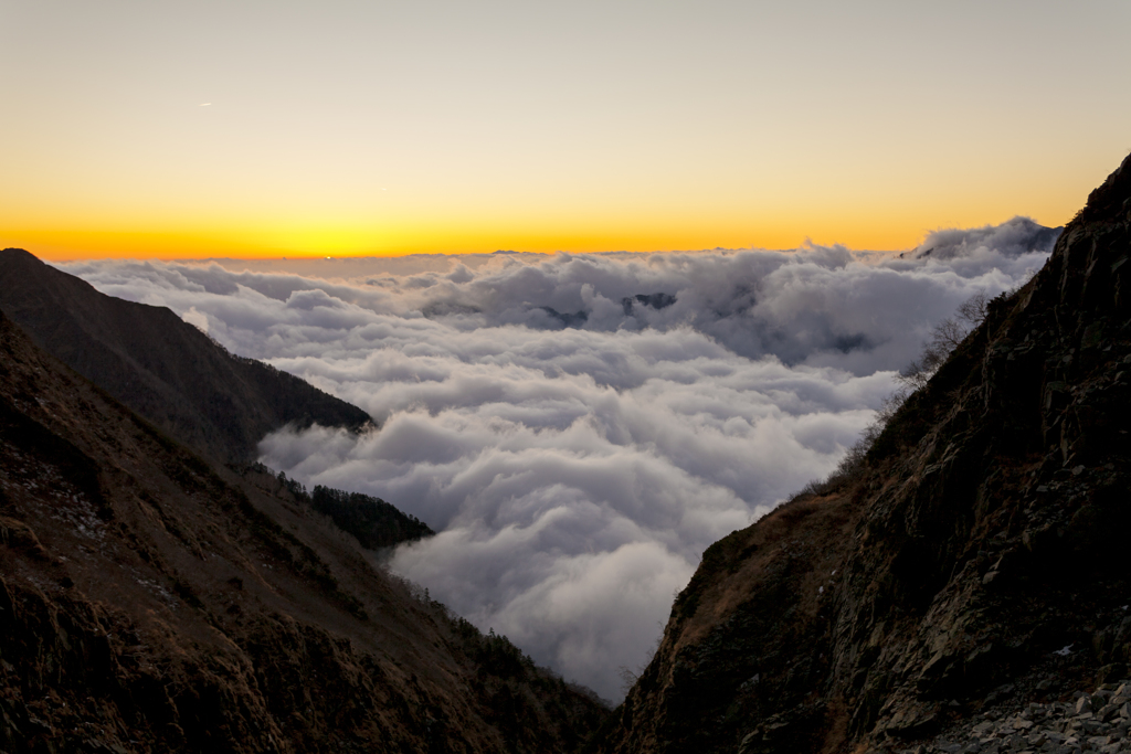 穂高岳の滝谷を覆う雲海
