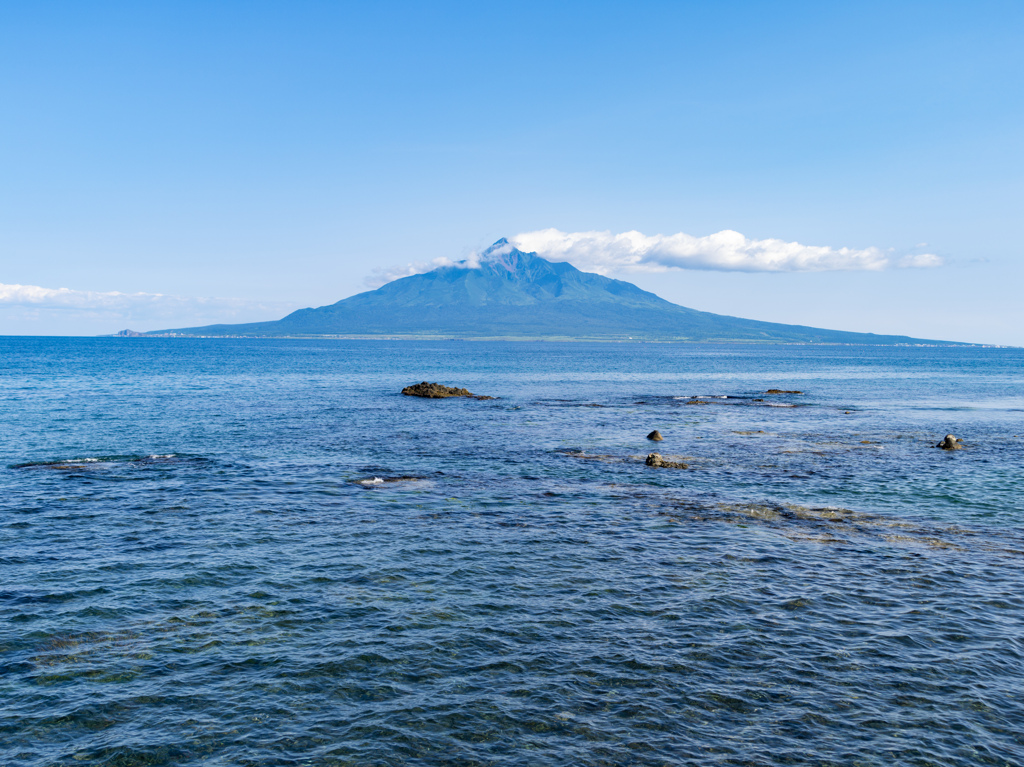 海上に浮かぶ利尻山