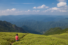 三津河落山から絶景を楽しむ娘