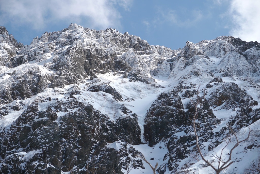 厳冬期の八ヶ岳、赤岳主稜を登攀する