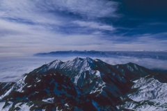 厳冬期の八ヶ岳の頂上から南アルプス方面を望む