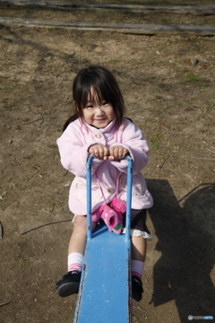 公園のシーソーで