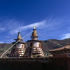 チベッタンブルーの空とチベット寺院