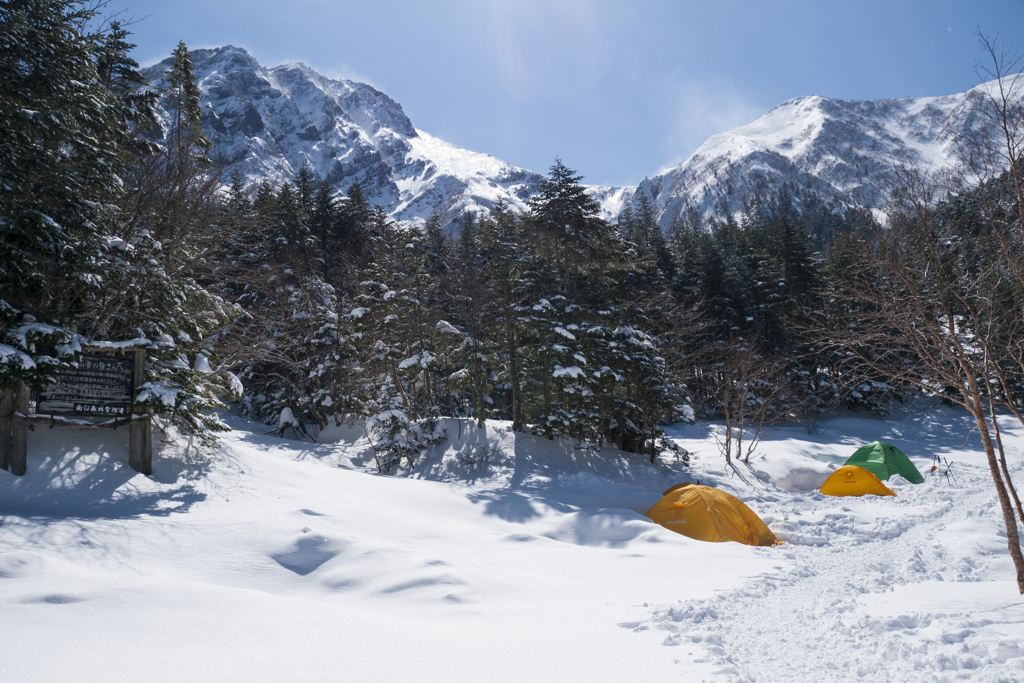 厳冬期の八ヶ岳、赤岳と行者小屋のテント場