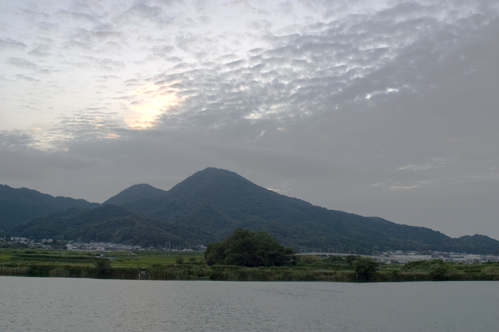 千股池から二上山