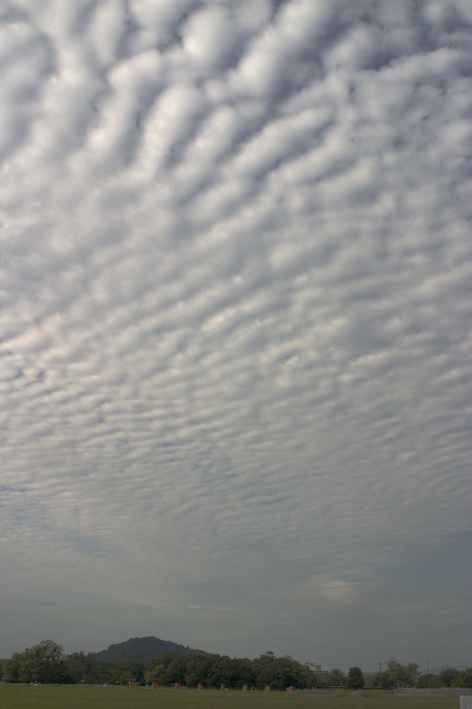 大和三山の耳成山と秋の空