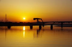 赤橋に沈む夕日