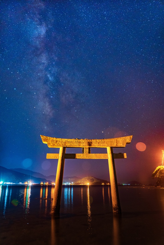 海の上の鳥居と天の川