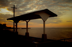 海辺の駅で