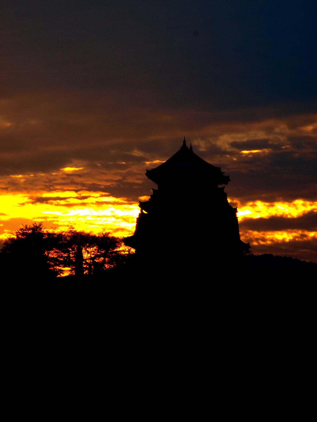 夕焼けに浮かぶ城