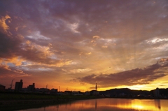 池と雲と夕日