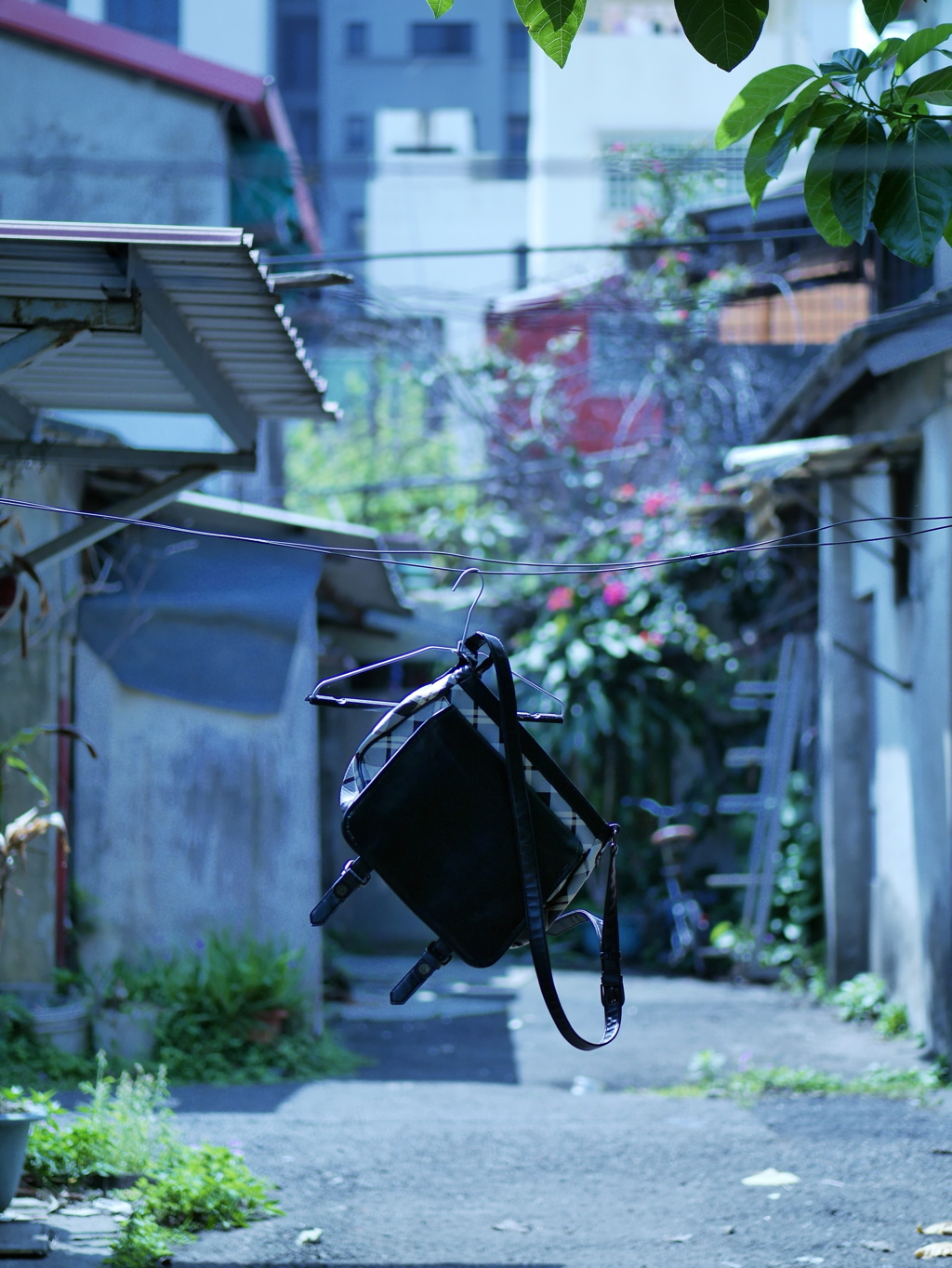 はくちゅうに浮くカバン