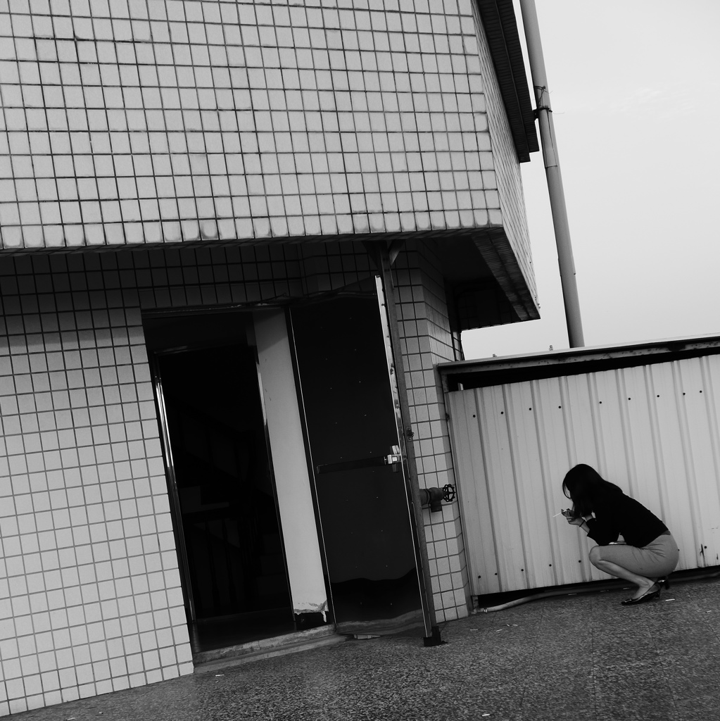 扉の陰で
