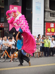 獅子を投げつける