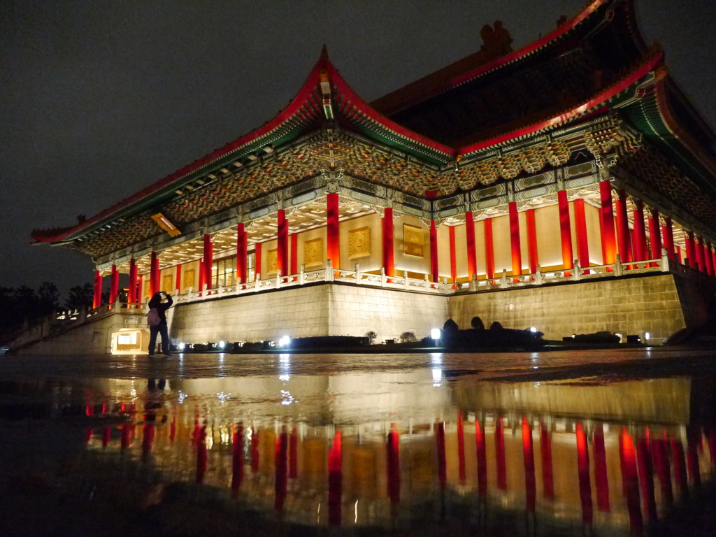雨上がりの記念堂