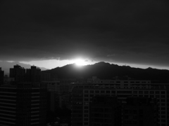 隙間から夕陽