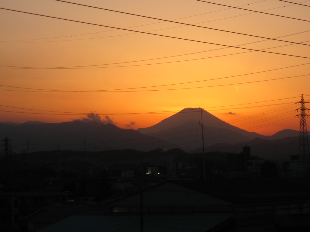 遠くの富士山の影。