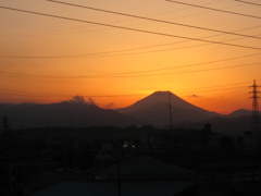 遠くの富士山の影。
