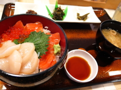 海のレストランでの三食丼