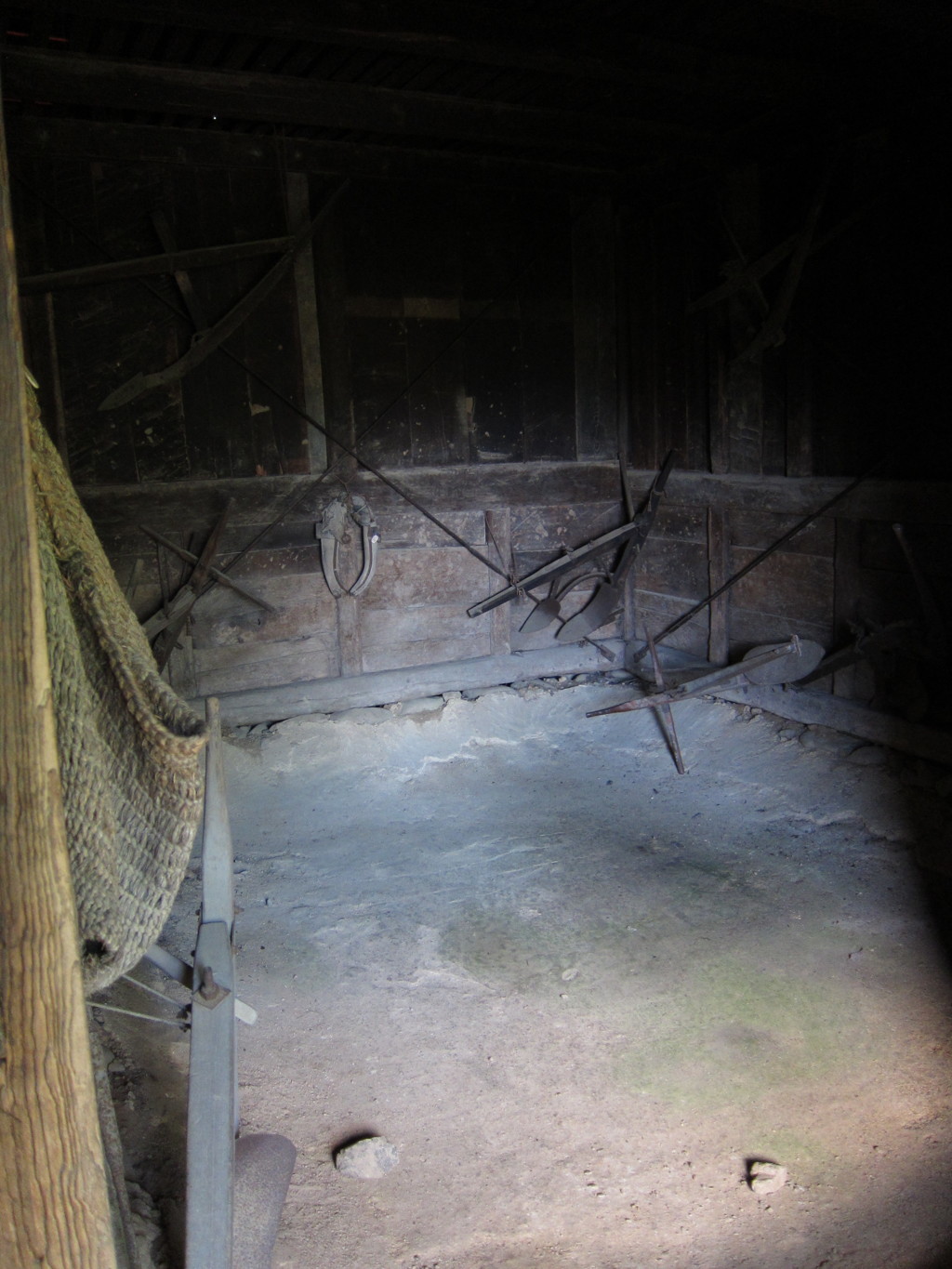 馬小屋。