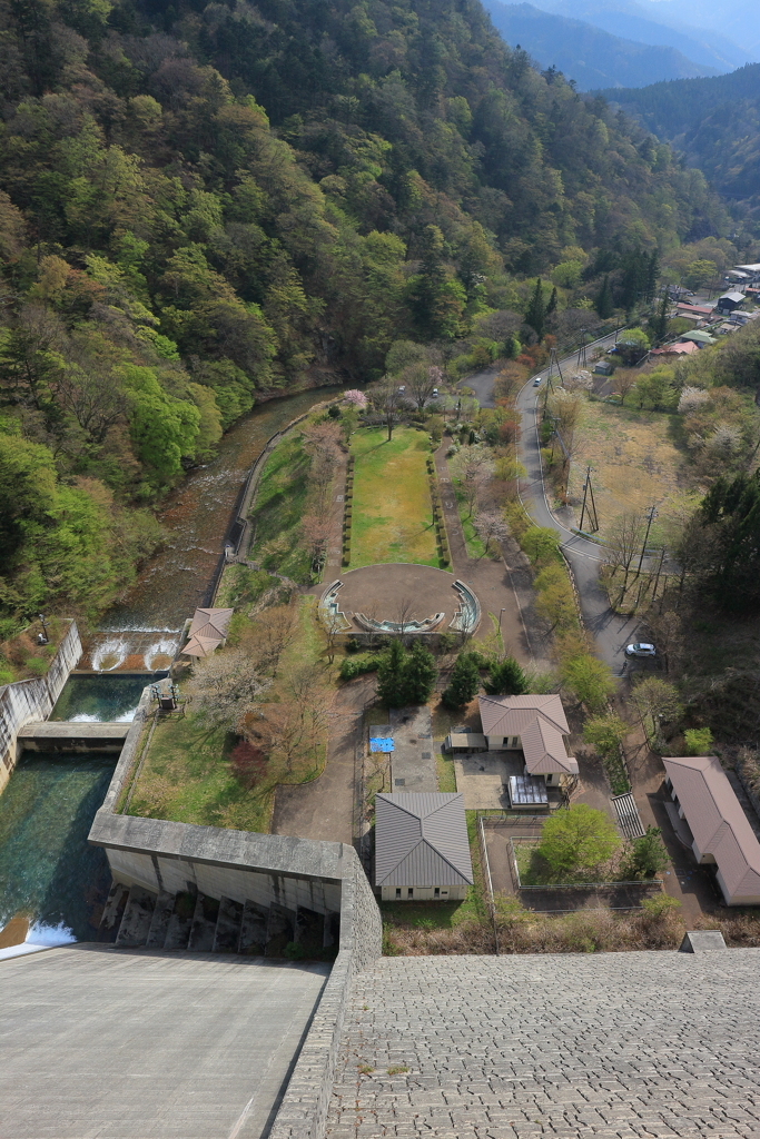 四万川ダムから見下ろしたところ