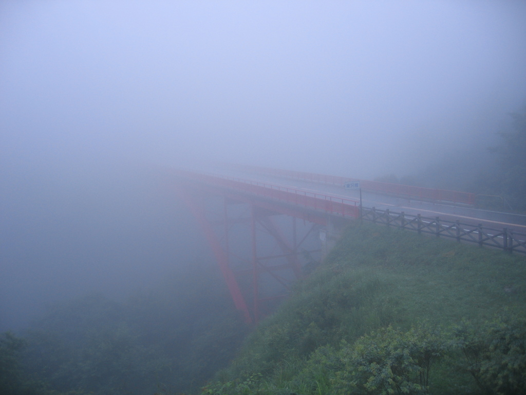 霧の中の東沢大橋。