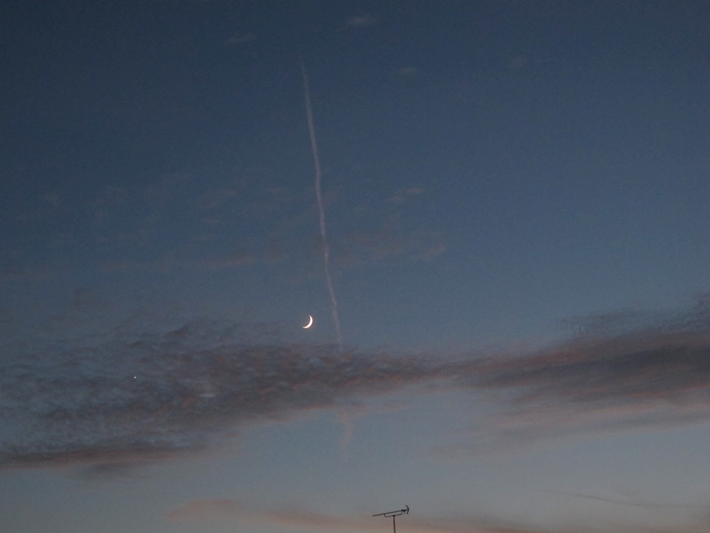 三日月とひこうき雲。