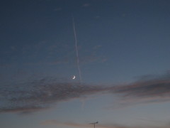 三日月とひこうき雲。