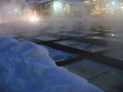 雪の中の草津温泉の湯畑にて