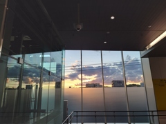 駅構内からの夕焼け空