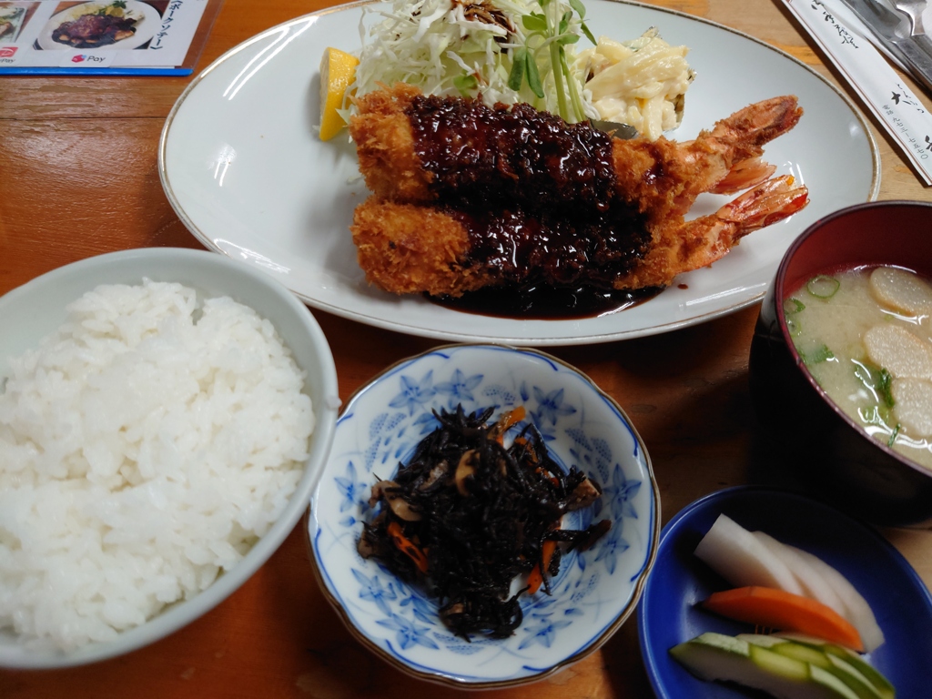 巨大なエビフライ定食