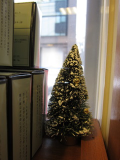 コーヒーショップの片隅のツリー。