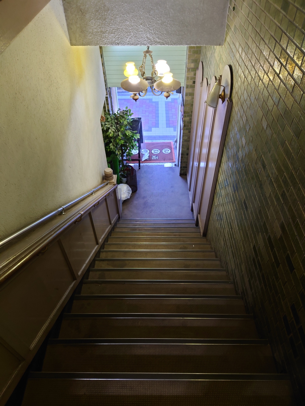 昭和な喫茶店の階段