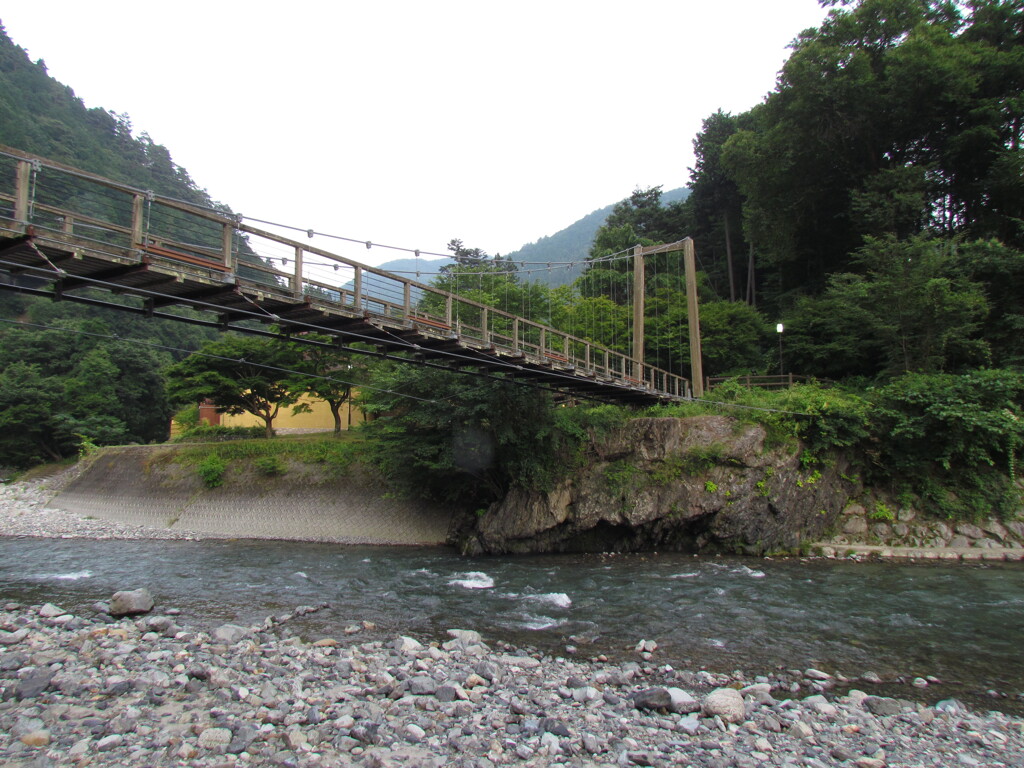 吊り橋の横側