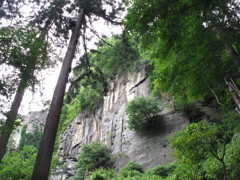 山寺の階段から見上げた崖。