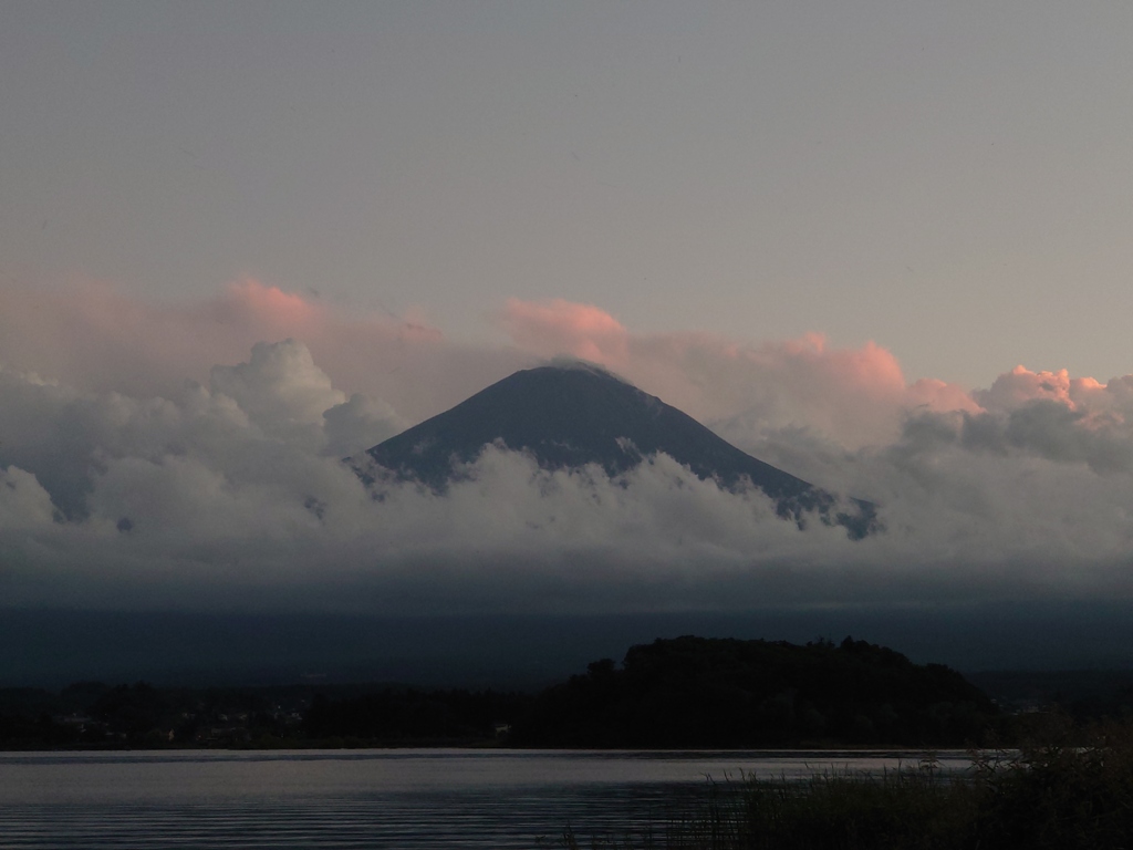 雲の中から現れる富士山