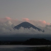 雲の中から現れる富士山