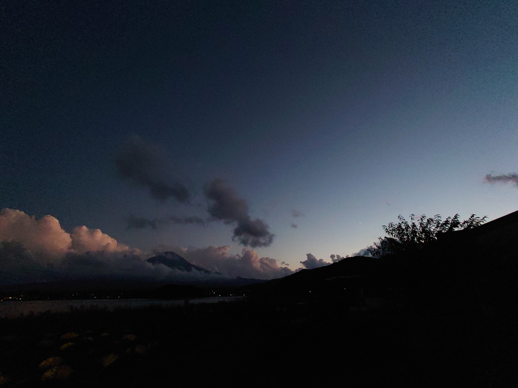 日が暮れていく中の富士山